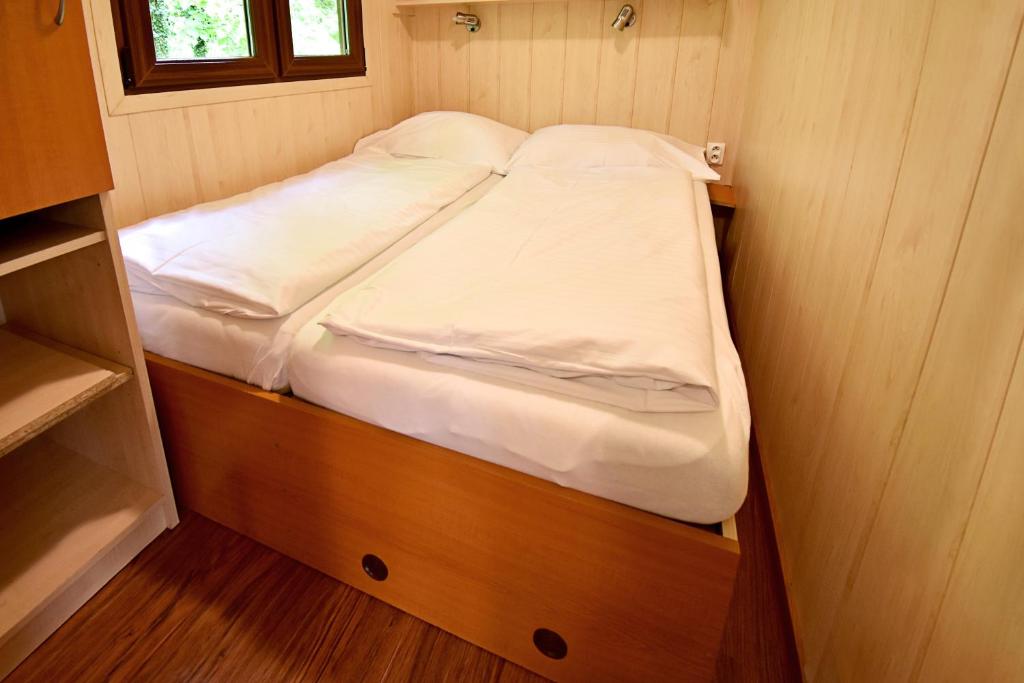Letto o letti in una camera di Apartmány & Kemp Sázavský ostrov