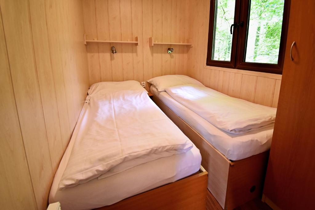 Letto o letti in una camera di Apartmány & Kemp Sázavský ostrov