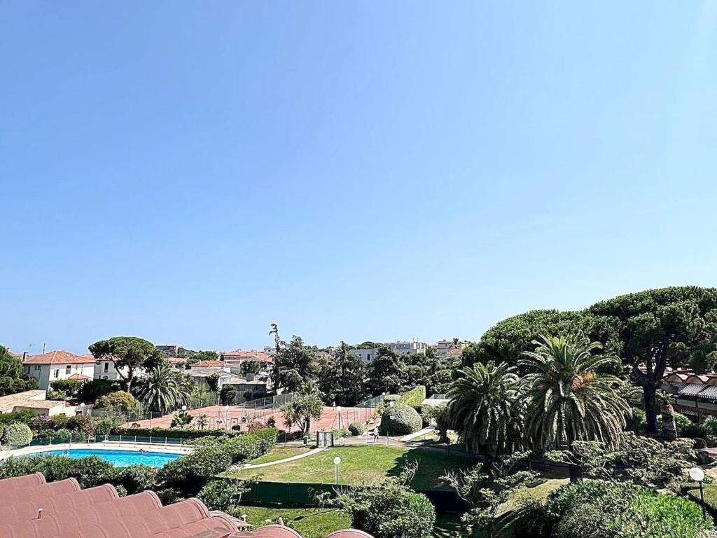 - une vue sur un complexe avec une piscine et des arbres dans l'établissement Superbe Appartement 1 chambres, 2 Tennis, 2 Piscines, plages, Parking, à Antibes