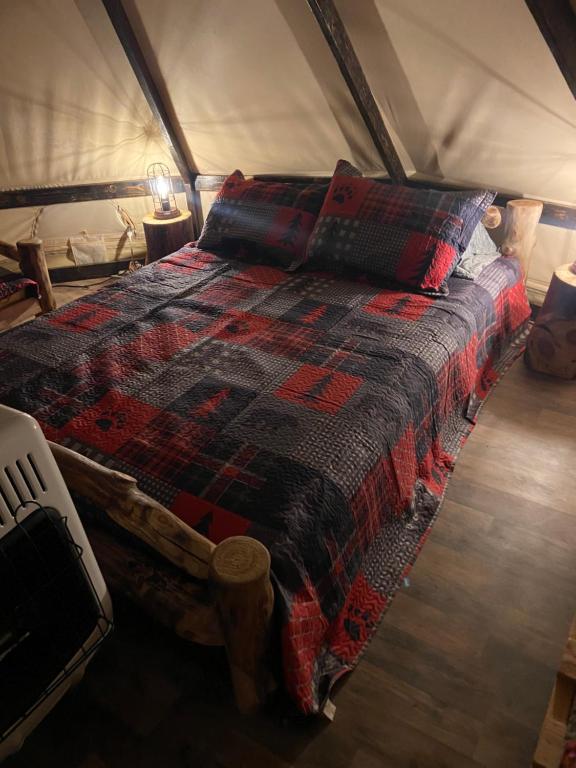 Ένα ή περισσότερα κρεβάτια σε δωμάτιο στο Hope Acres Glampground