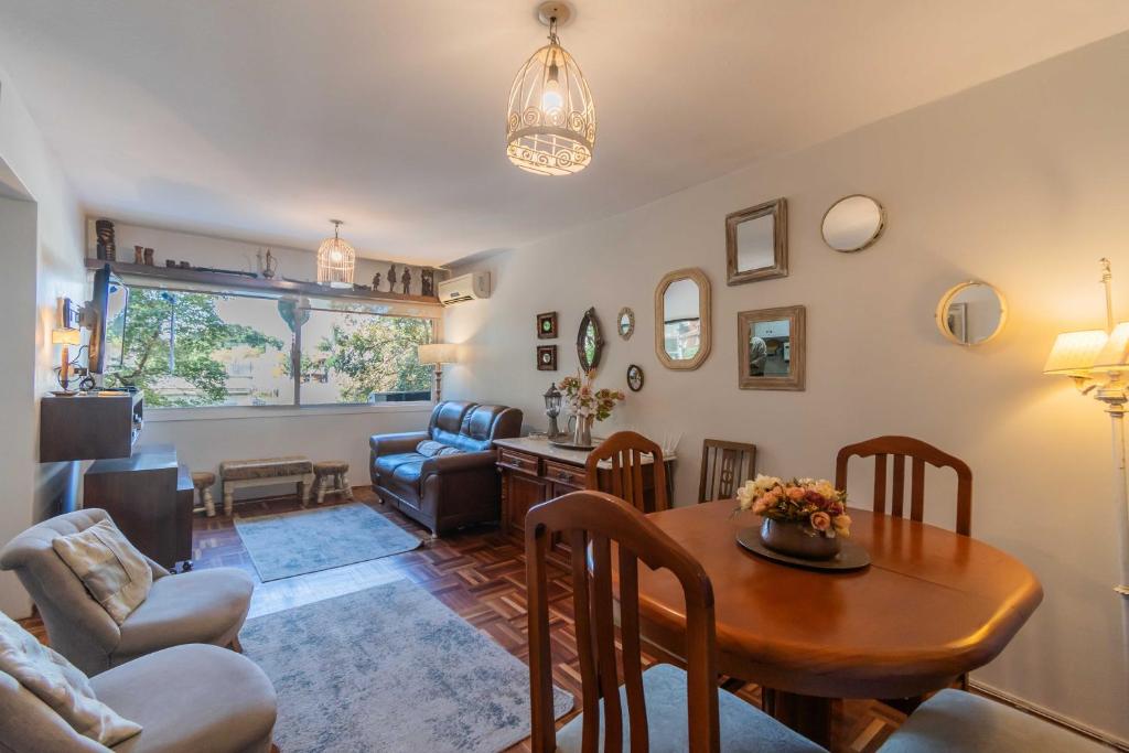 Una sala de estar con una mesa y un comedor. en EL MEJOR LUGAR Departamento de Diseño en el mejor Barrio de Montevideo, en Montevideo