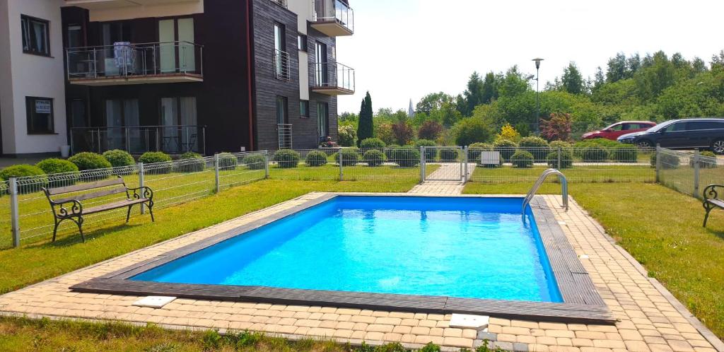 ein Pool in einem Hof neben einem Gebäude in der Unterkunft Lisi Jar in Jastrzębia Góra