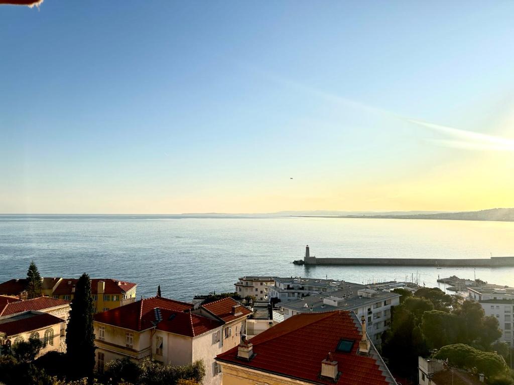 une vue sur une grande étendue d'eau avec des bâtiments dans l'établissement Magnifique appartement - Vue mer, à Nice