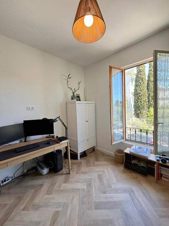 Il comprend un salon doté de parquet et d'une grande fenêtre. dans l'établissement Studio Niçois à 500m de la mer, à Nice