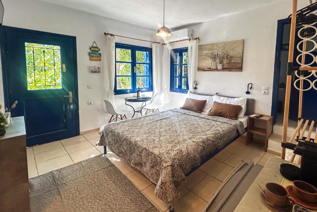 Ένα ή περισσότερα κρεβάτια σε δωμάτιο στο Lunara Forest Hideaway Pyrgos Skopelos