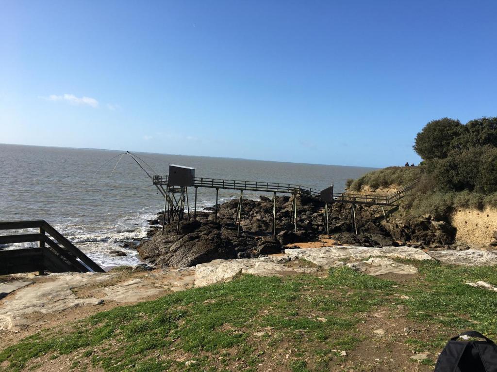 - une vue sur l'océan depuis une falaise dans l'établissement vue Port, à Pornic