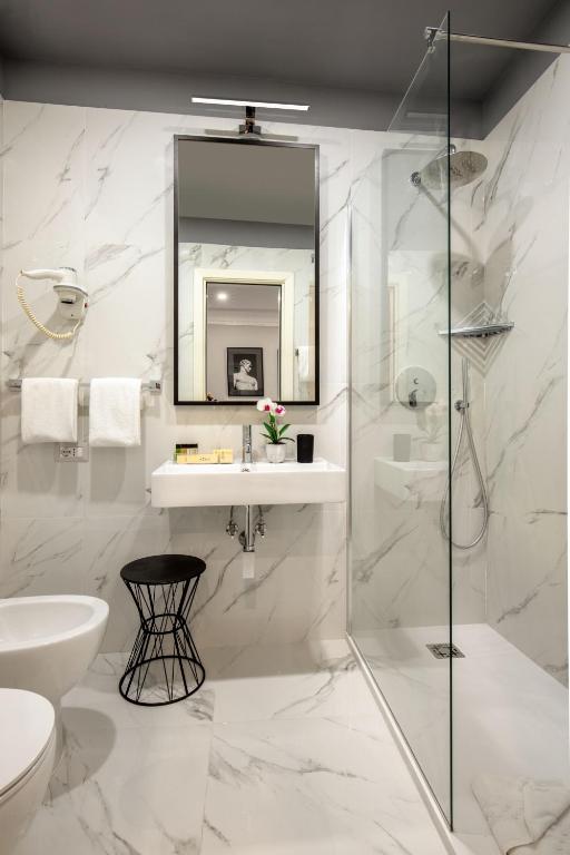 Koupelna v ubytování Condotti Boutique Hotel