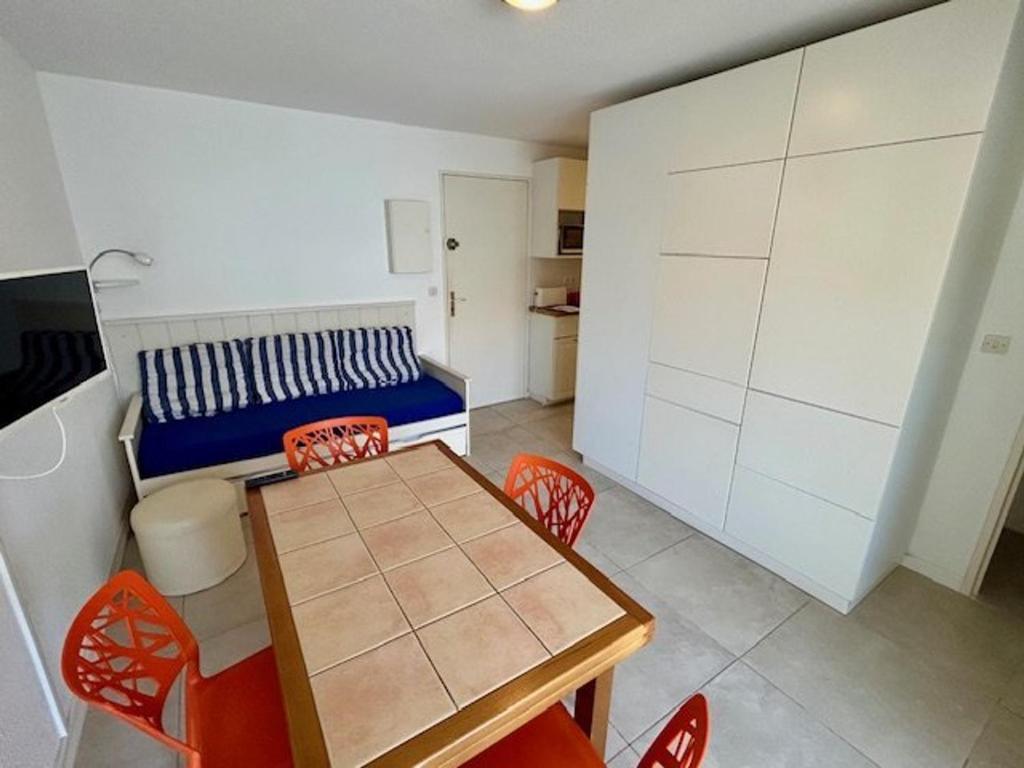 une pièce avec une table, des chaises et un lit dans l'établissement Appartement T2 à Royan, 4 pers., proche plage et commerces, parking, balcon, confortable et équipé - FR-1-494-60, à Royan