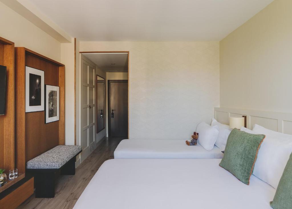 Posteľ alebo postele v izbe v ubytovaní Gallery Hotel 4 Sup