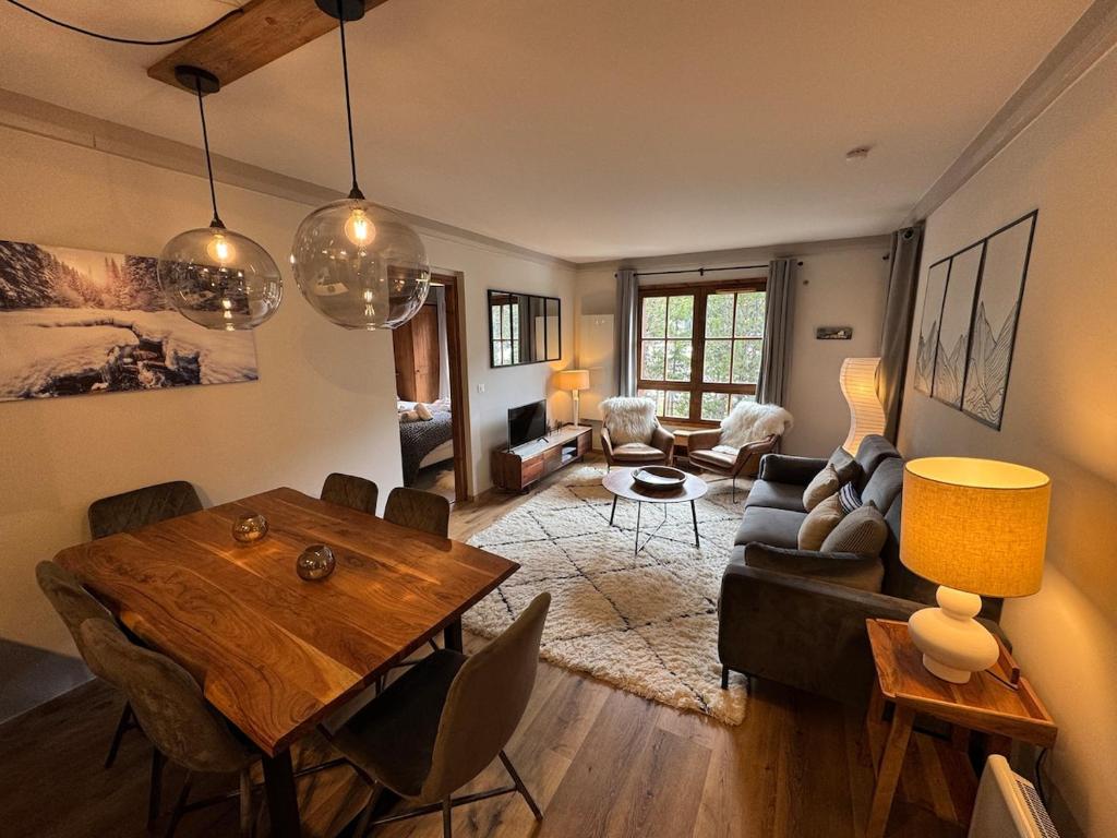 un salon avec une table et un canapé dans l'établissement Beautifully renovated 2 bed apartment - sleeps 4, à Bourg-Saint-Maurice