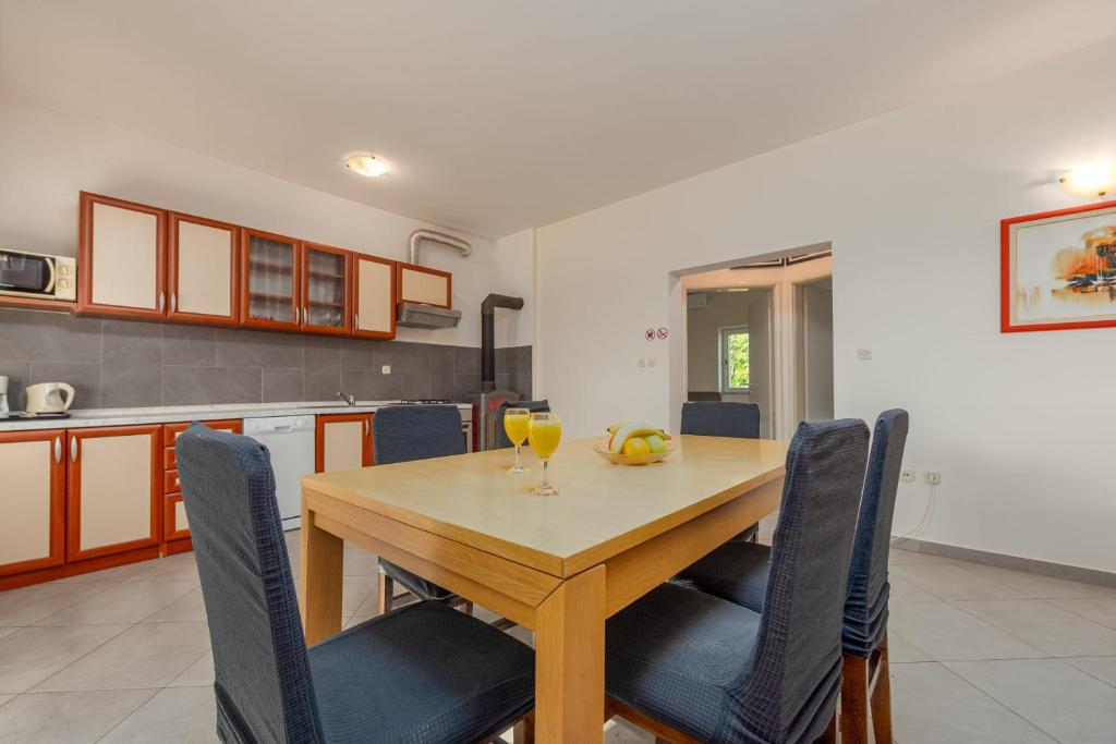 Kuchyň nebo kuchyňský kout v ubytování Villa Dandelion ZadarVillas