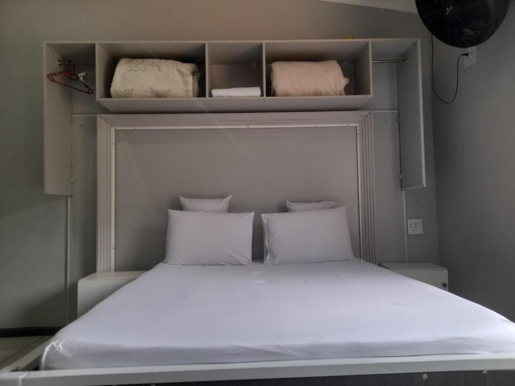 Katil atau katil-katil dalam bilik di Silent Night Guest House Sunnyside Pretoria