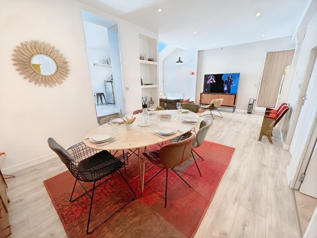une salle à manger avec une table et des chaises dans l'établissement Appartement les Marinières, à Deauville
