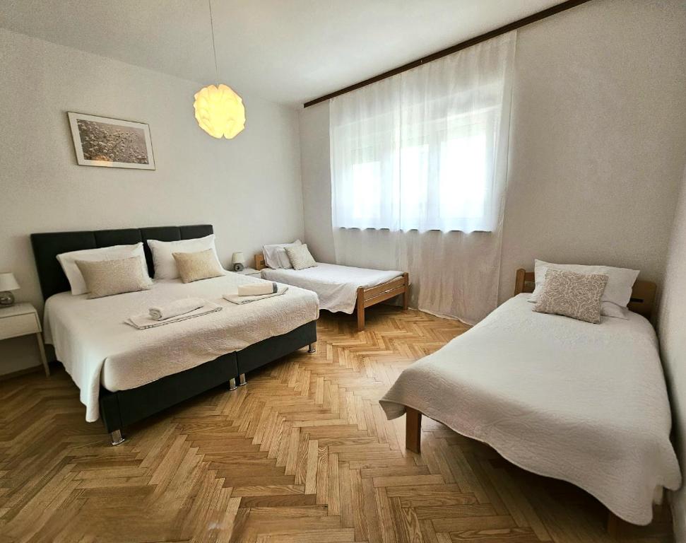 Postel nebo postele na pokoji v ubytování Apartman Noel Knin
