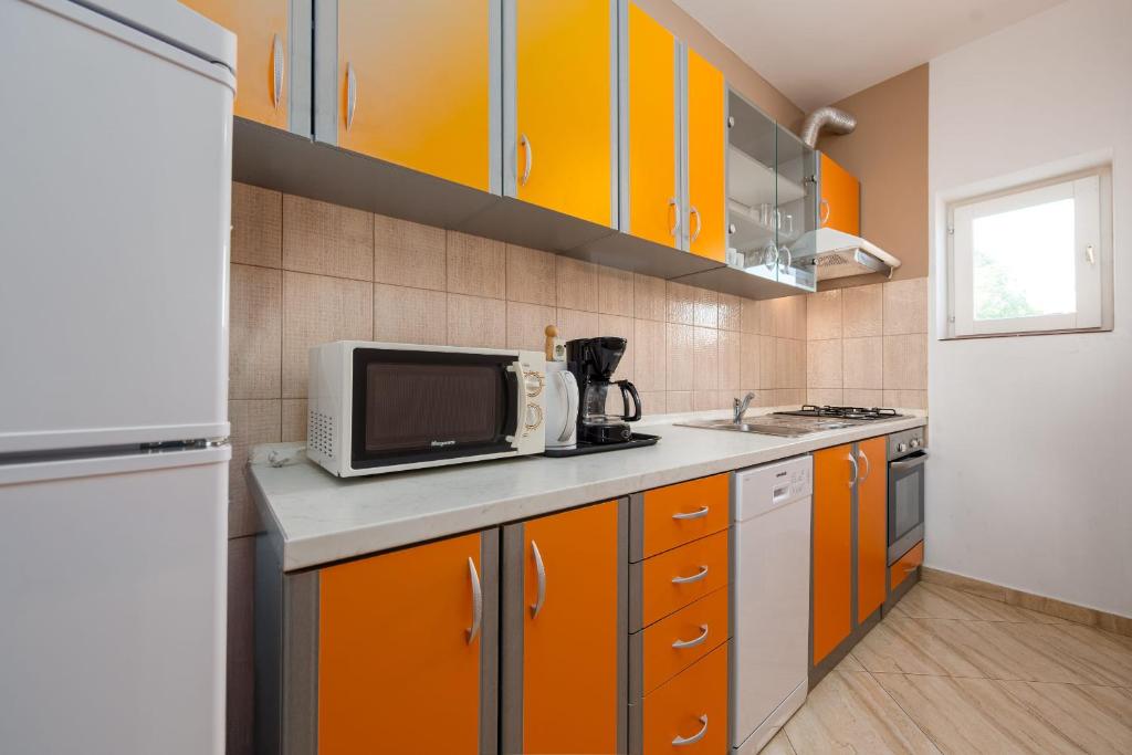 Kuchyň nebo kuchyňský kout v ubytování Villa Dandelion ZadarVillas