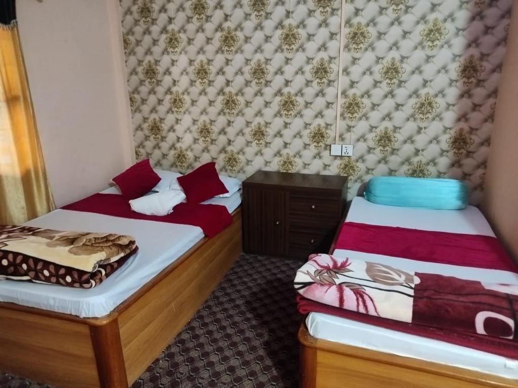 Postel nebo postele na pokoji v ubytování Dayglow inn , BHADRAPUR