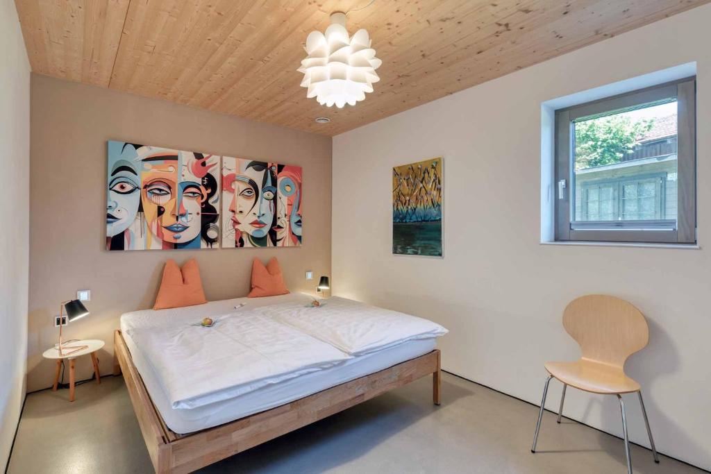 Ein Bett oder Betten in einem Zimmer der Unterkunft LIEBLINGSECK nachhaltige 5-Sterne Ferienwohnung direkt am Chiemsee