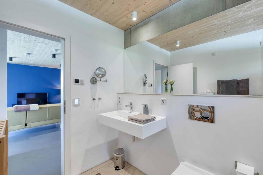 Ein Badezimmer in der Unterkunft LIEBLINGSECK nachhaltige 5-Sterne Ferienwohnung direkt am Chiemsee