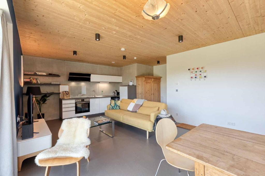 Küche/Küchenzeile in der Unterkunft LIEBLINGSECK nachhaltige 5-Sterne Ferienwohnung direkt am Chiemsee