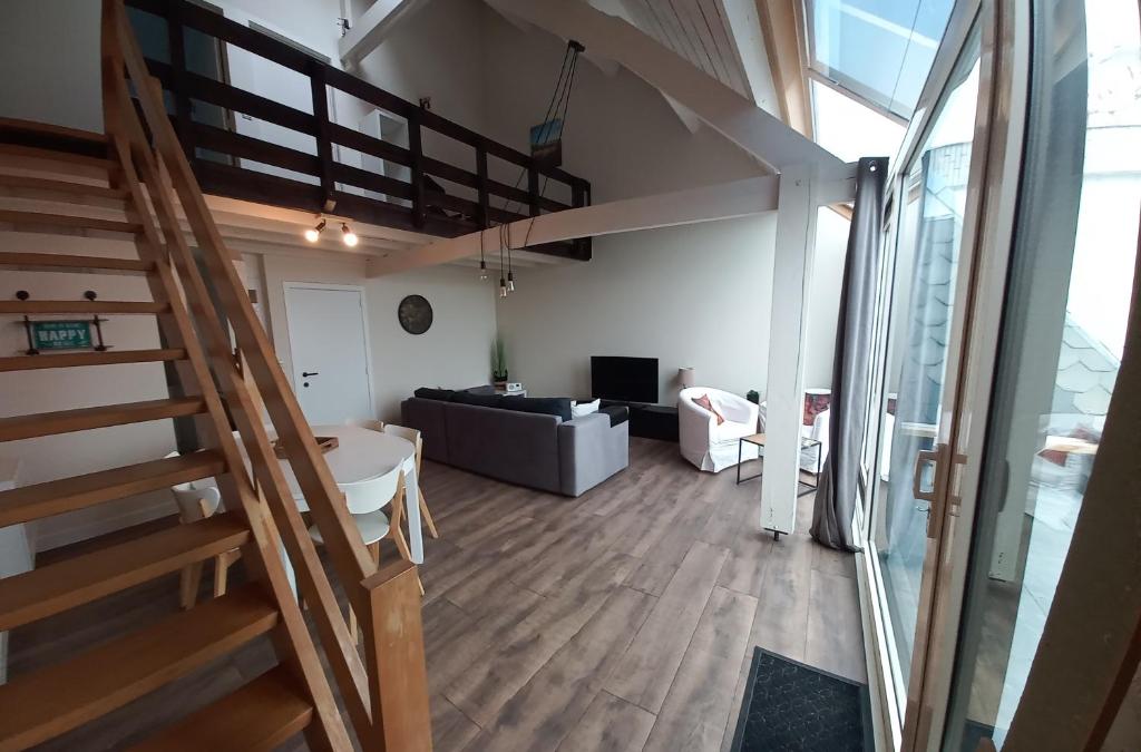 Modern renovated duplex with unique and calming view T33的休息区