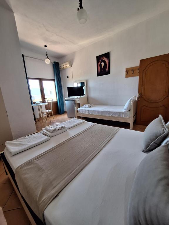 Postel nebo postele na pokoji v ubytování Mermaid Hotel Vlore
