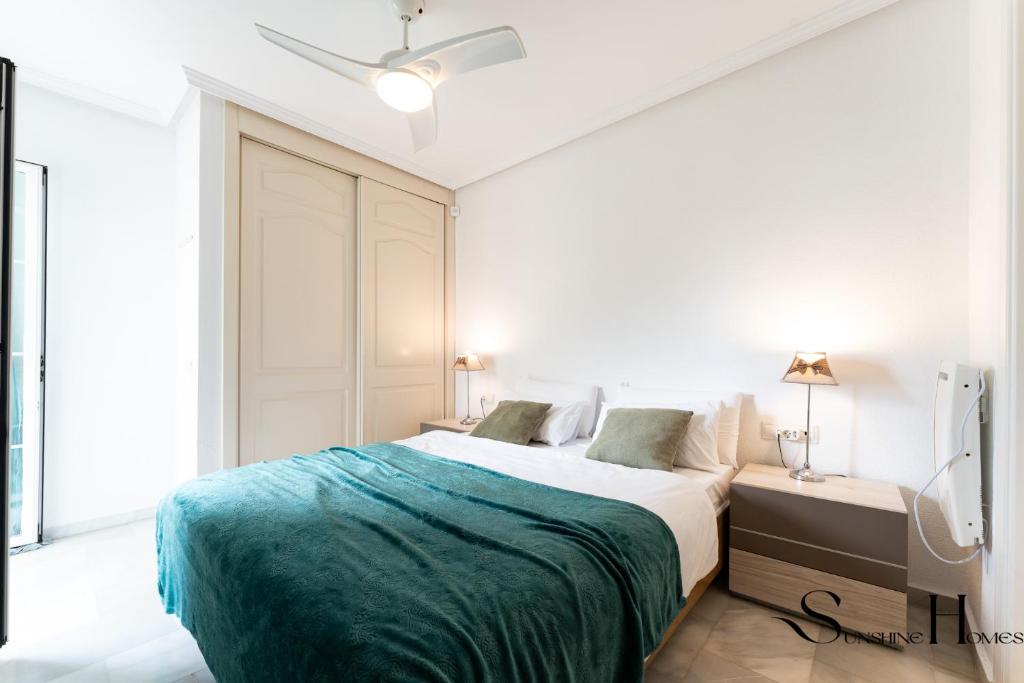 Posteľ alebo postele v izbe v ubytovaní Beautiful views family townhouse steps from the BEACH
