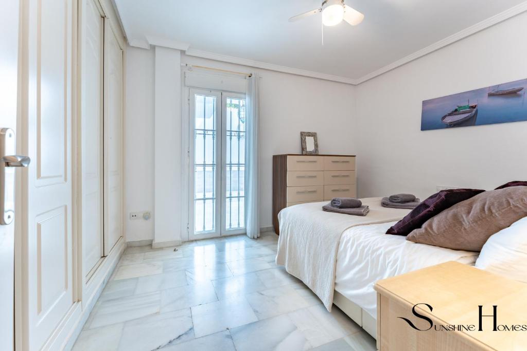 Posteľ alebo postele v izbe v ubytovaní Beautiful views family townhouse steps from the BEACH