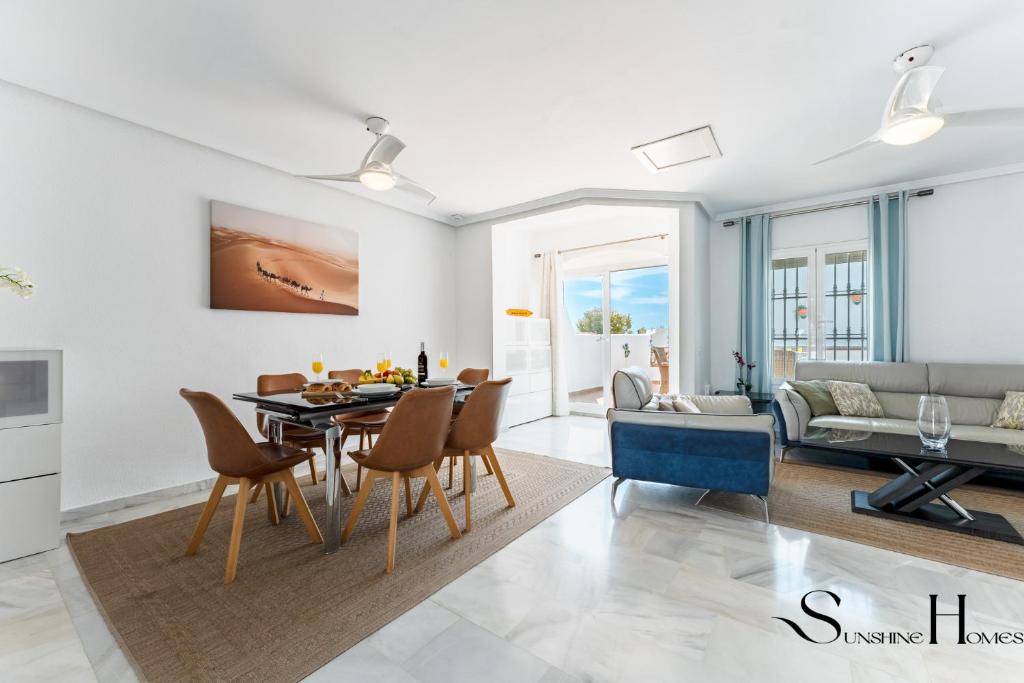 Posedenie v ubytovaní Beautiful views family townhouse steps from the BEACH