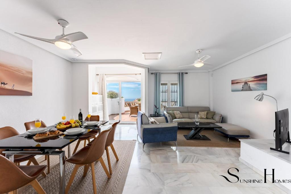 Posedenie v ubytovaní Beautiful views family townhouse steps from the BEACH