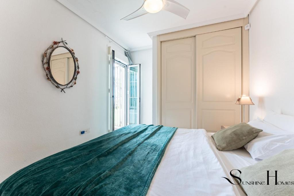 Posteľ alebo postele v izbe v ubytovaní Beautiful views family townhouse steps from the BEACH