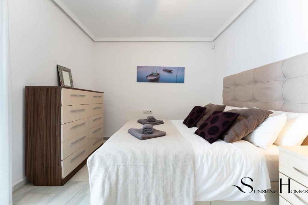 Posteľ alebo postele v izbe v ubytovaní Beautiful views family townhouse steps from the BEACH