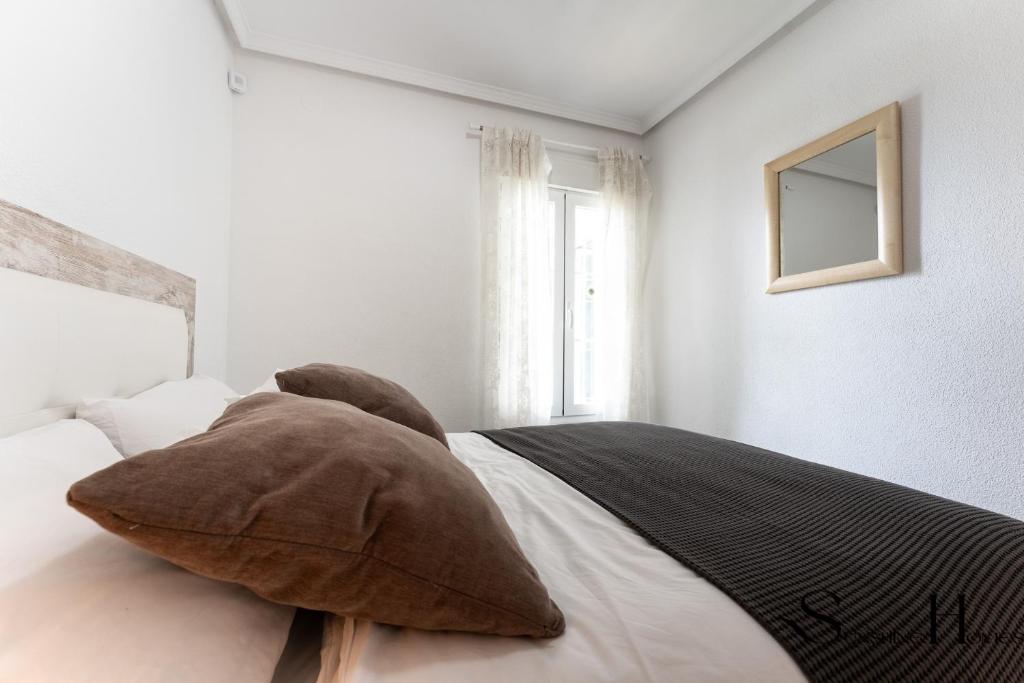 Posteľ alebo postele v izbe v ubytovaní Beautiful views family townhouse steps from the BEACH