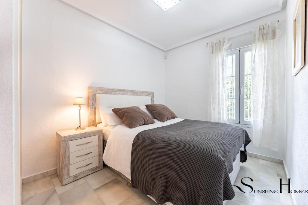 Posteľ alebo postele v izbe v ubytovaní Beautiful views family townhouse steps from the BEACH