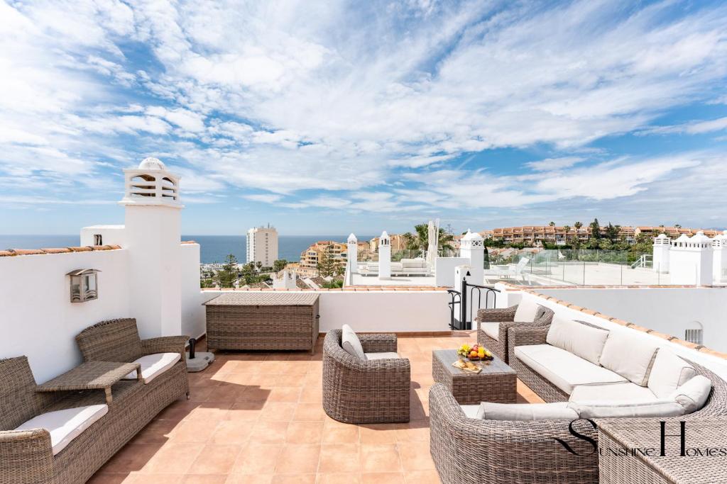 Posedenie v ubytovaní Beautiful views family townhouse steps from the BEACH