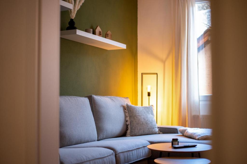a living room with a blue couch and a table at Altstadt-Oase in der Fußgängerzone in Bernkastel-Kues