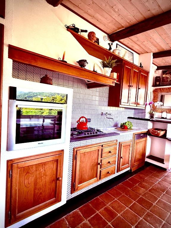 A kitchen or kitchenette at La Villetta - cozy house with parking, wifi, wall box and air conditioning