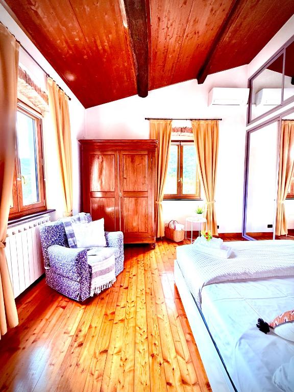 A bed or beds in a room at La Villetta - cozy house with parking, wifi, wall box and air conditioning