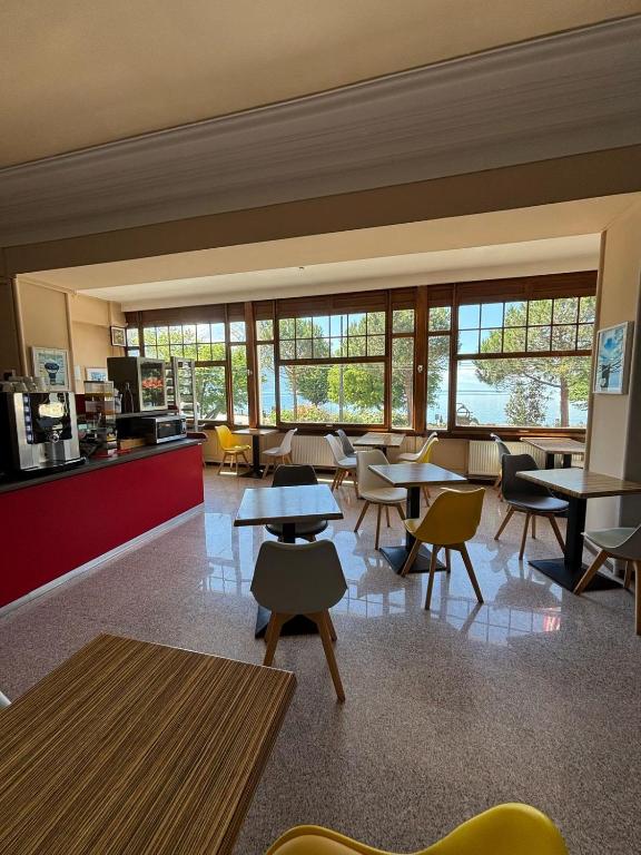 Um restaurante ou outro lugar para comer em Hotel Parc & Lac