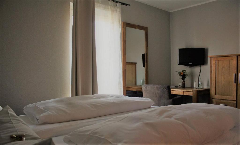 Postel nebo postele na pokoji v ubytování Hotel Schöne Aussicht