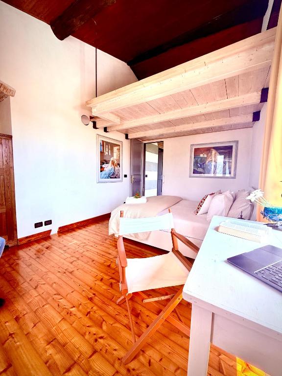 A seating area at La Villetta - cozy house with parking, wifi, wall box and air conditioning