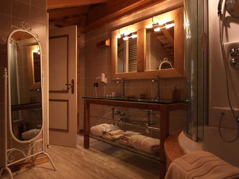 łazienka z umywalką i lustrem w obiekcie Hotel Letterario Locanda Collomb w mieście La Thuile