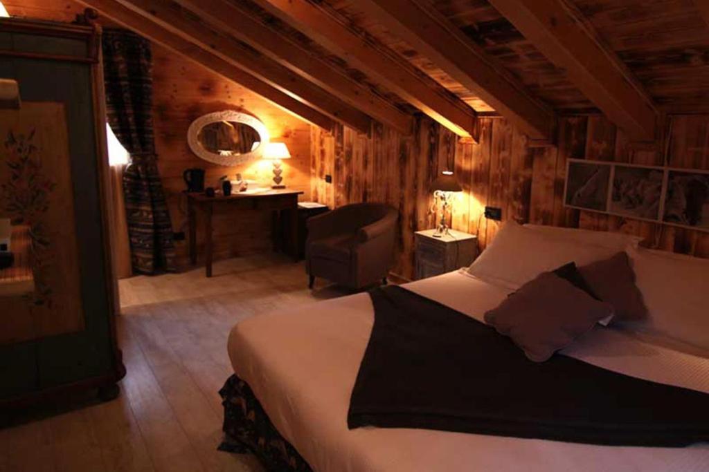 Łóżko lub łóżka w pokoju w obiekcie Hotel Letterario Locanda Collomb
