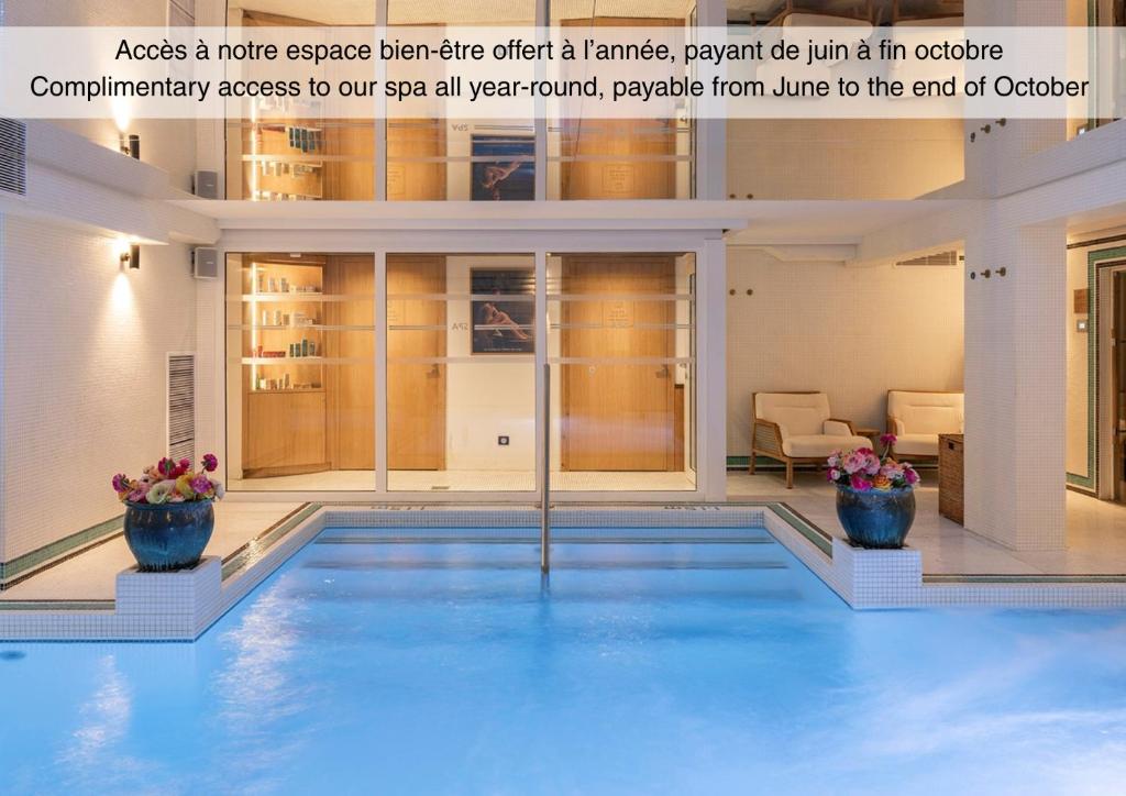 Bazén v ubytování Grand Tonic Hotel & SPA NUXE nebo v jeho okolí