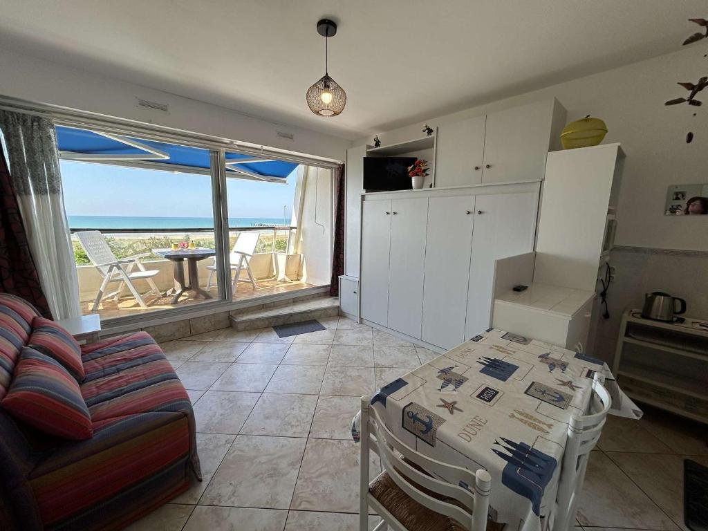 un salon avec un canapé et une table dans l'établissement Studio bord de mer avec parking - Saint-Jean-de-Monts - FR-1-224C-347, à Saint-Jean-de-Monts