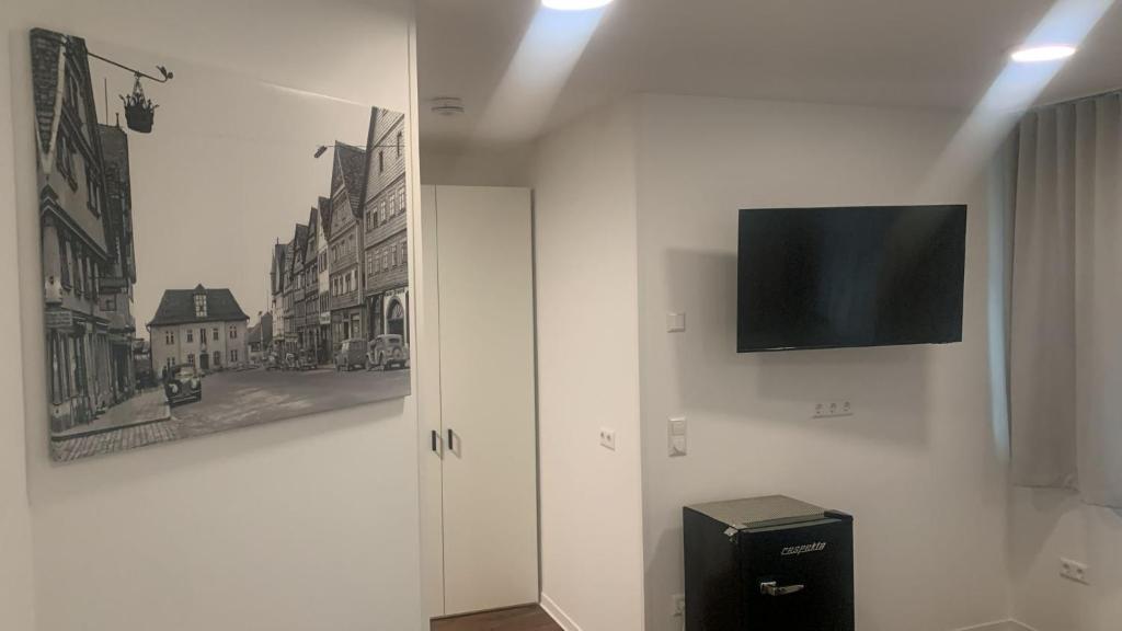 TV a/nebo společenská místnost v ubytování Hotel am Schlossplatz