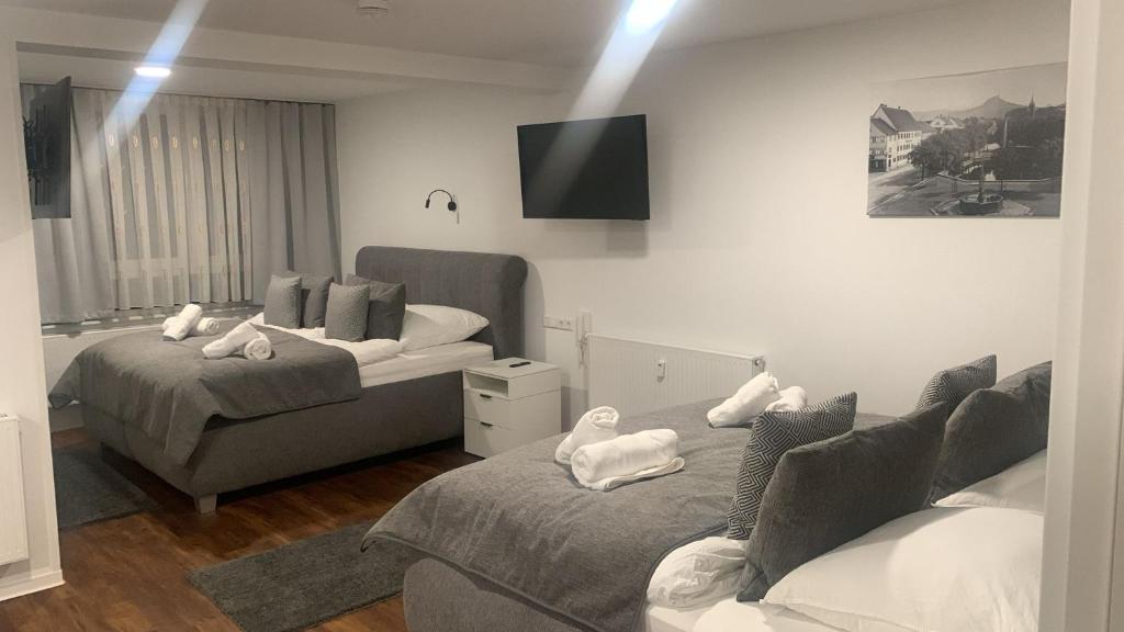 Postel nebo postele na pokoji v ubytování Hotel am Schlossplatz