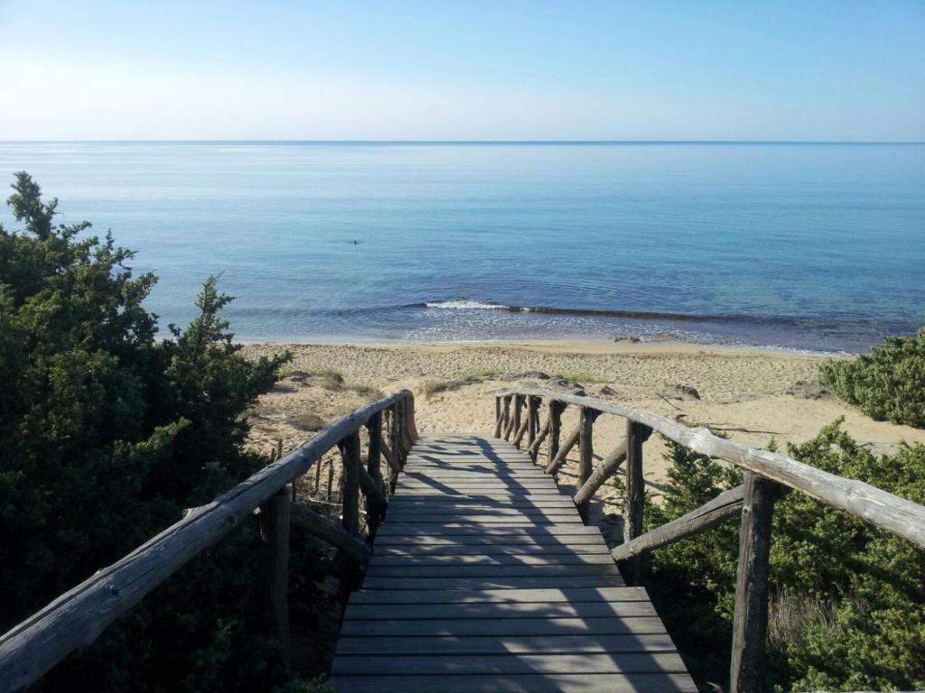 マルッジョにあるGelsomoro beach houseの海岸に続く木製階段