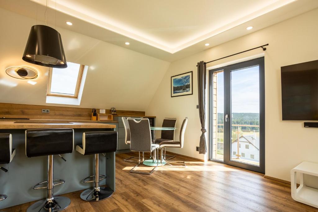 TV a/nebo společenská místnost v ubytování SCANDIC Apartments Plešivec