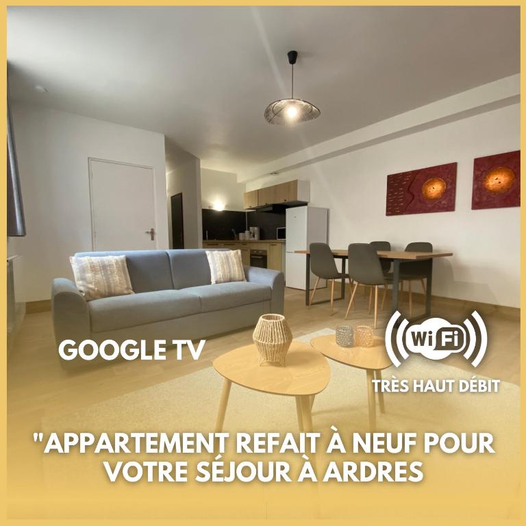 un salon avec un canapé et une table dans l'établissement Appartement Le Terracotta - centre ville Ardres - fibre - 2 lits et lit bébé, à Ardres