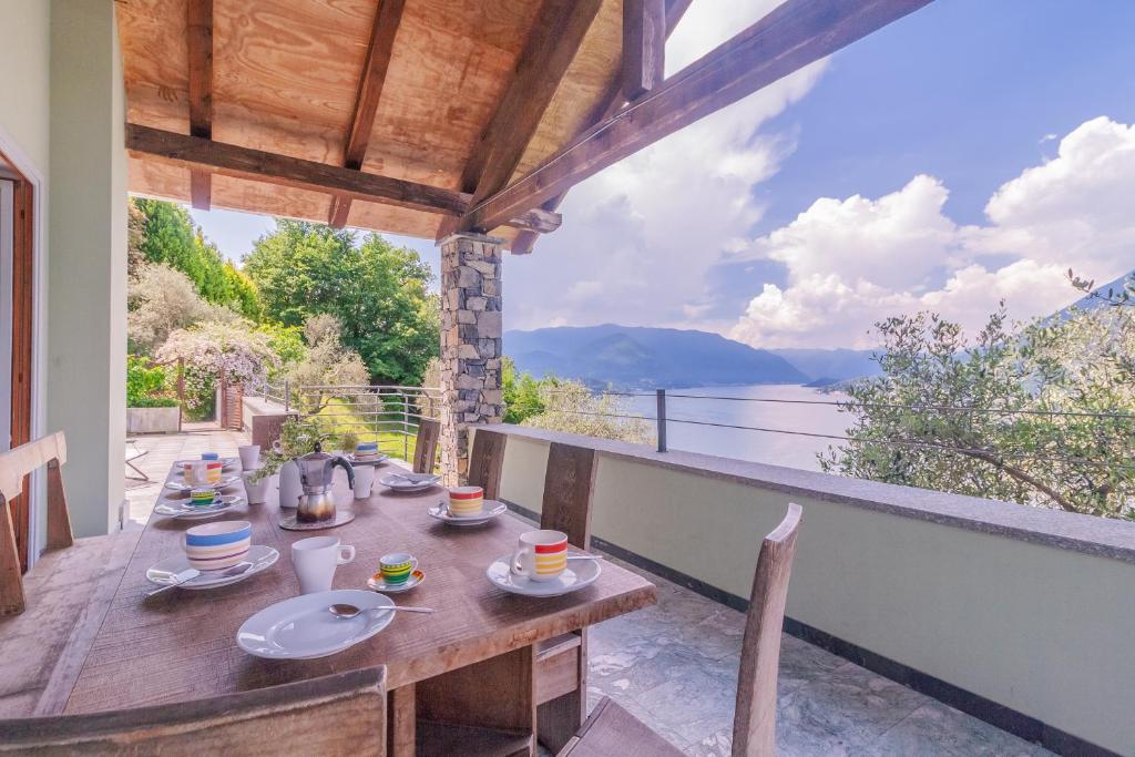 a table on a balcony with a view of the water at Beautiful Dream in Perledo